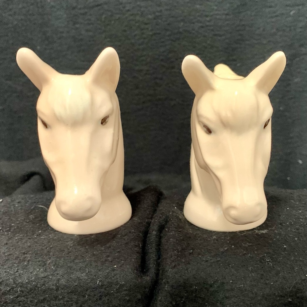 Pair of White Ceramic Horse Head Vases – Top-Through Hole – Vintage Style - Picture 5 of 12